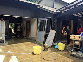 土砂撤去後の屋内外の洗浄と器の洗浄（小石原）