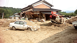 東林田公民館裏の土砂災害のようす