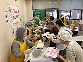 らくゆう館での組合員の炊き出しのようす