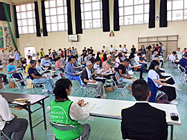 仮設住宅入居説明会へ来賓として出席（杷木小体育館）