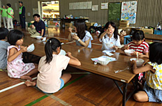 カキ氷の差し入れ（東峰村子ども館）