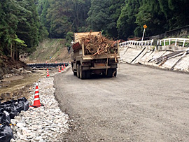 黒川地区に行くには、川の中につくった道路を通る