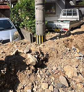 徳浦地区の山沿いにある場所です。土砂が崩れ、車両が2台埋まっています