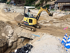 排水路の詰まりの撤去作業