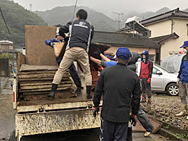 汚水を含んだ畳の撤去作業