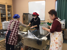 頓田仮設の夕食の調理（甘木店調理室）