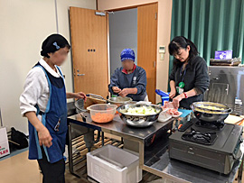 頓田仮設の夕食の調理（甘木店調理室）