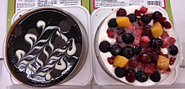 チョコムースケーキ（柚子ジャム入り）（左）とフルーツガーデン（右）