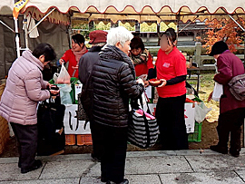 みやま市の寺院で行われた復興応援イベントで、志波柿の販売支援を行いました。