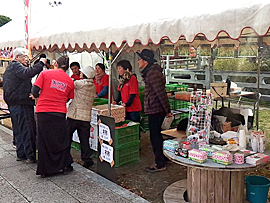 みやま市の寺院で行われた復興応援イベントで、志波柿の販売支援を行いました。