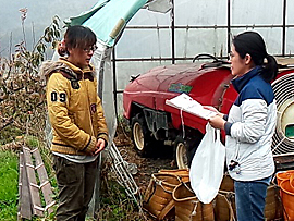 北九州地域理事長より、めぐみの会生産者へ応援メッセージを渡しました。