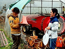 北九州地域理事長より、めぐみの会生産者へ応援メッセージを渡しました。