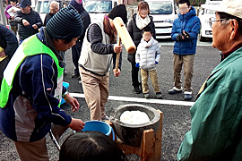 仮設住宅頓田団地で餅つきイベント