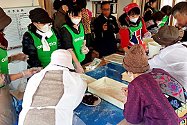 仮設住宅頓田団地で餅つきイベント