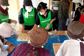 仮設住宅頓田団地で餅つきイベント