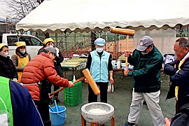 仮設住宅宮野団地で餅つき