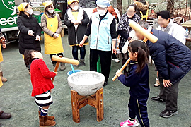 仮設住宅宮野団地で餅つき