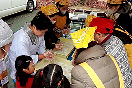 仮設住宅宮野団地で餅つき