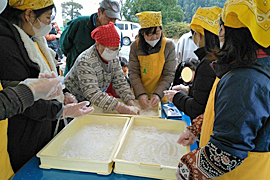 仮設住宅宮野団地で餅つき
