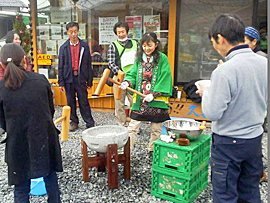 仮設住宅林田団地で餅つき