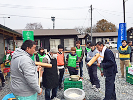 仮設住宅林田団地で餅つき