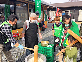 仮設住宅林田団地で餅つき