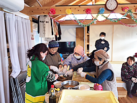 仮設住宅林田団地で餅つき