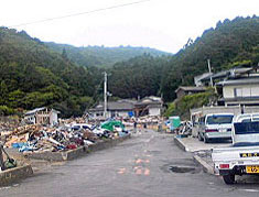 未だに瓦礫の山があちこちに残る被災地