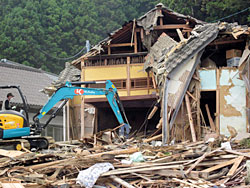 海面から10ｍ以上の所に建ちながら津波で被災した高台の民家（蛤浜）