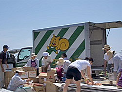 配送した救援物資を近所の人たちも集まってきて、みんなで協力しながら仕分けをしています