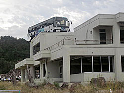 女川や雄勝地区も大きな被害を受けており、まだこのような状態のところも。