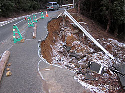 女川エリアには多くの漁村がありますが、途中の道路はまだ復旧しておらず、写真の様な状態のところがたくさんあり、冬場の凍結で更に危険な状態です。