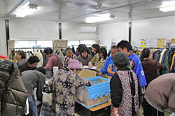 仮設集会所での物資配布会のようす（岩手県大船渡）