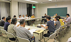 現在、大船渡では、共生地域創造財団が中心になり、2週間に一度集まって、約20の団体（地元以外からの支援団体、民生委員、地元支援団体等）のそれぞれの支援活動の取り組みを共有し、相談等を行っています。