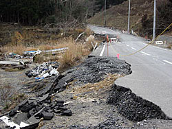 未だ生活道路が復旧せず、被災者の不自由な生活が続いています。