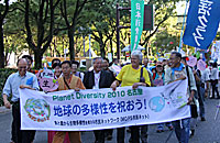 2010年10月10日、COP10/MOP5プレイベントでnon-GMOをアピールして行進するMOP5市民ネットのメンバー