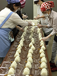 19日から毎日「おにぎり弁当」を福岡から熊本まで届けました。