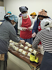 19日から毎日「おにぎり弁当」を福岡から熊本まで届けました。