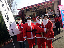 益城中央小学校の学童保育のクリスマス会にくまもとの組合員サンタが参加