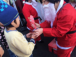 益城中央小学校の学童保育のクリスマス会にくまもとの組合員サンタが参加