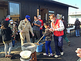 益城町惣領仮設住宅で餅つき大会を開催しました