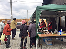 惣領仮設住宅 衣類の展示販売と炊き出し