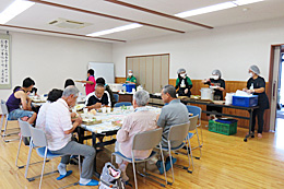 昼食を摂る参加者