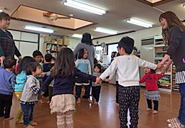 大阪のＮＰＯ団体の方と保育園訪問