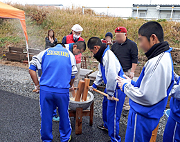 惣領仮設の餅つき大会