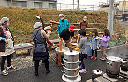 惣領仮設の餅つき大会