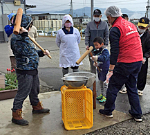 木山仮設西地区での餅つき大会