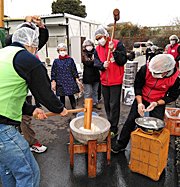 南出口仮設の餅つき大会