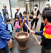 南出口仮設の餅つき大会