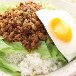 合ミンチと玉ねぎ炒めでハンバーグ味の時短丼